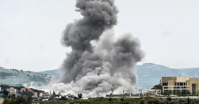 দক্ষিণ লেবাননে ইসরাইলি বিমান হামলার পর ধোঁয়া উড়ছে